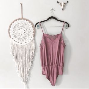3/$30 •NWT Floral Embroidered Bodysuit•